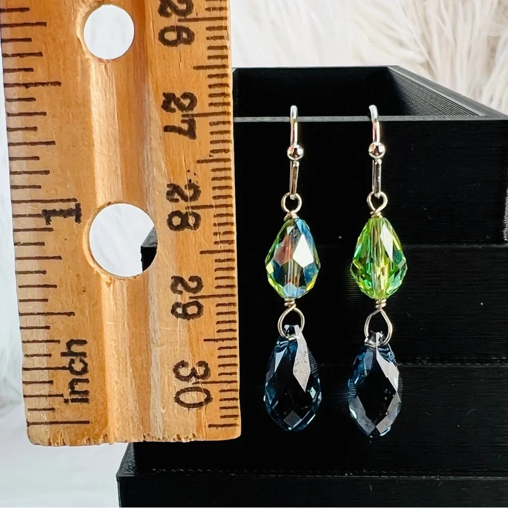 Beautiful green blue and silvertone reflective costume pierced earrings - Picture 4 of 5